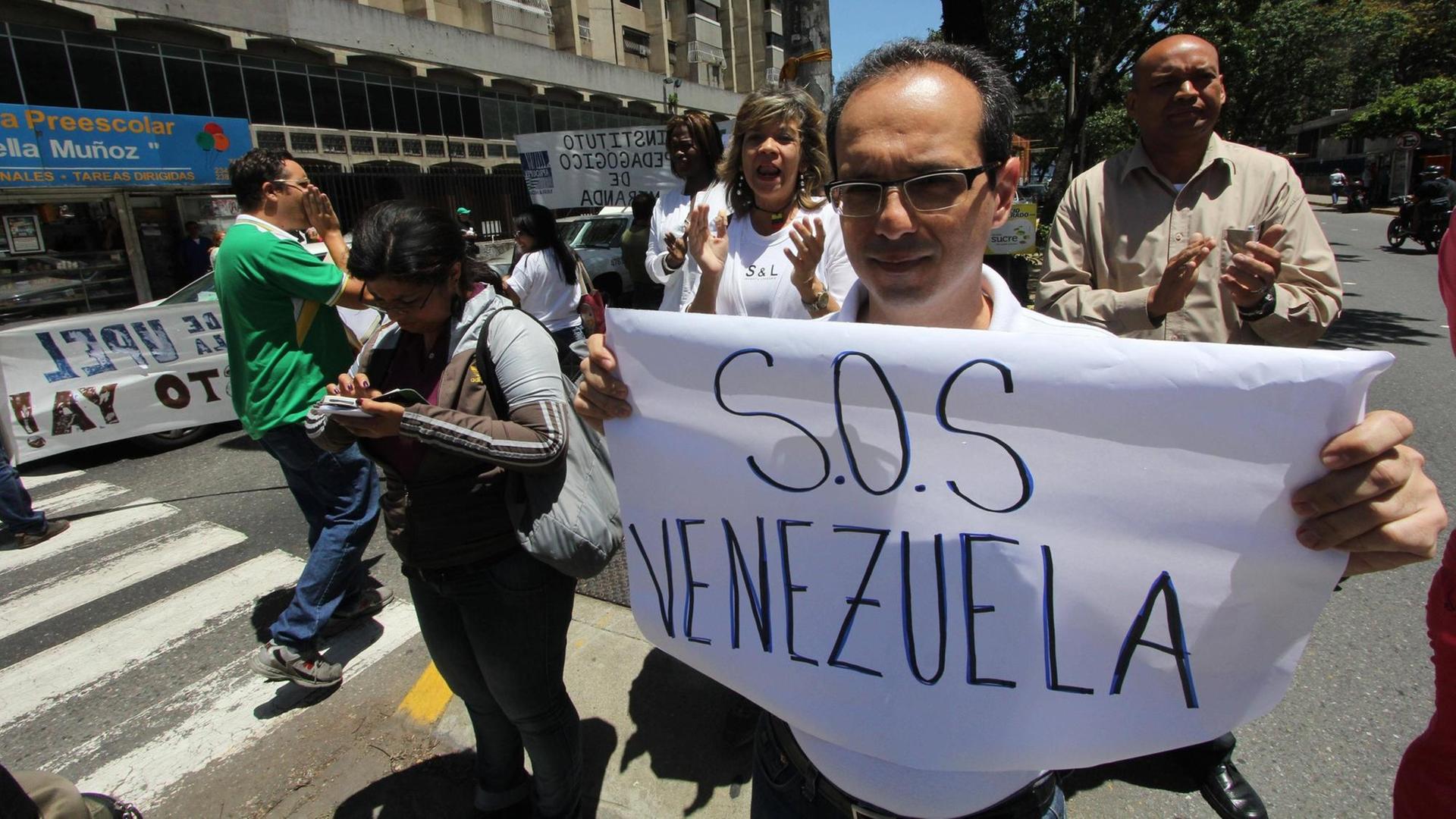 Professoren der Universität protestieren in Caracas. Professoren der Universität protestieren in Caracas.