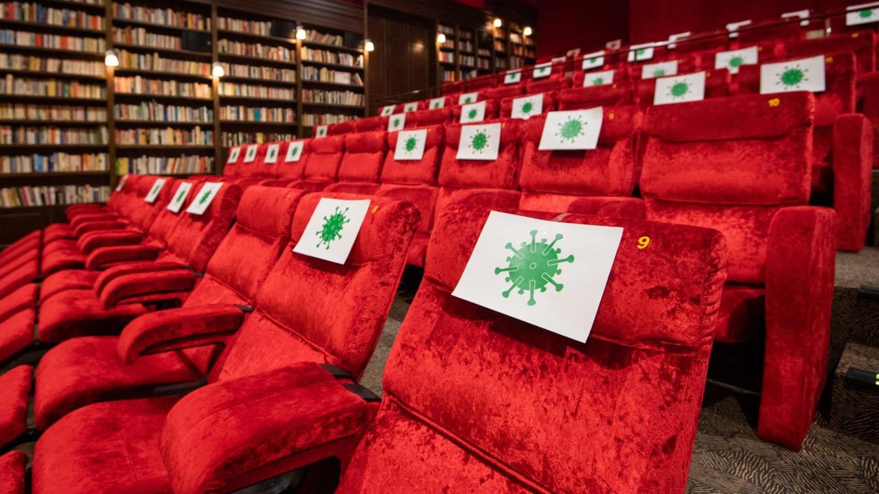 Einzelne Sitzplätze in einem Kinosaal vom Kino Astor Grand Cinema sind mit Zetteln mit aufgedrucktem angedeuteten Virus-Symbol abgesperrt, damit Kino-Besucher einen Abstand von 1,5 Meter zueinander einhalten können. Einzelne Sitzplätze in einem Kinosaal vom Kino Astor Grand Cinema sind mit Zetteln mit aufgedrucktem angedeuteten Virus-Symbol abgesperrt, damit Kino-Besucher einen Abstand von 1,5 Meter zueinander einhalten können.