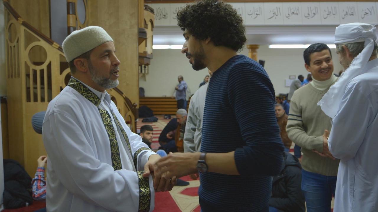 Imam Mohamed Taha Sabri im Gespräch in der Dar-As-Salam-Moschee, der er vorsteht (Filmstill "Inschallah"). Imam Mohamed Taha Sabri im Gespräch in der Dar-As-Salam-Moschee, der er vorsteht (Filmstill "Inschallah").
