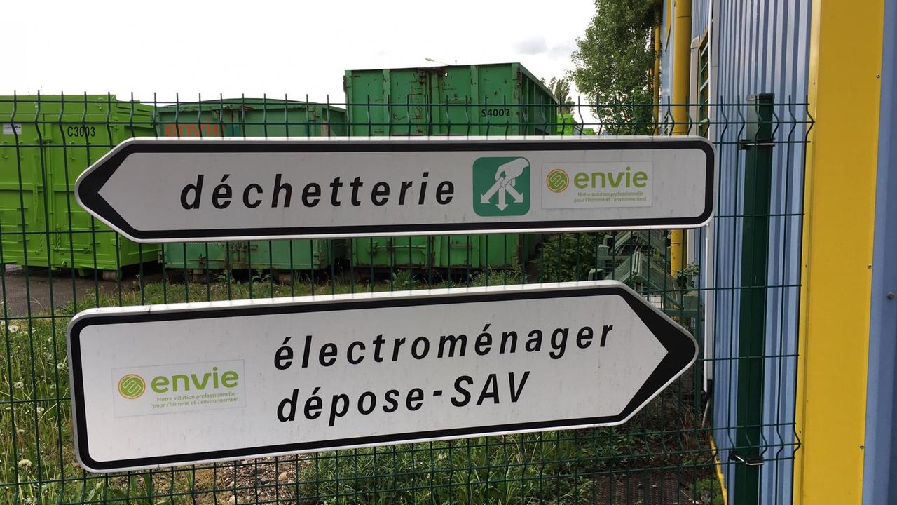 Hinweisschild zur „Dechetterie“, wo die Altgeräte in ihre Ausgangsmaterialien wie Metall, Glas oder Plastik zerlegt werden Hinweisschild zur „Dechetterie“, wo die Altgeräte in ihre Ausgangsmaterialien wie Metall, Glas oder Plastik zerlegt werden