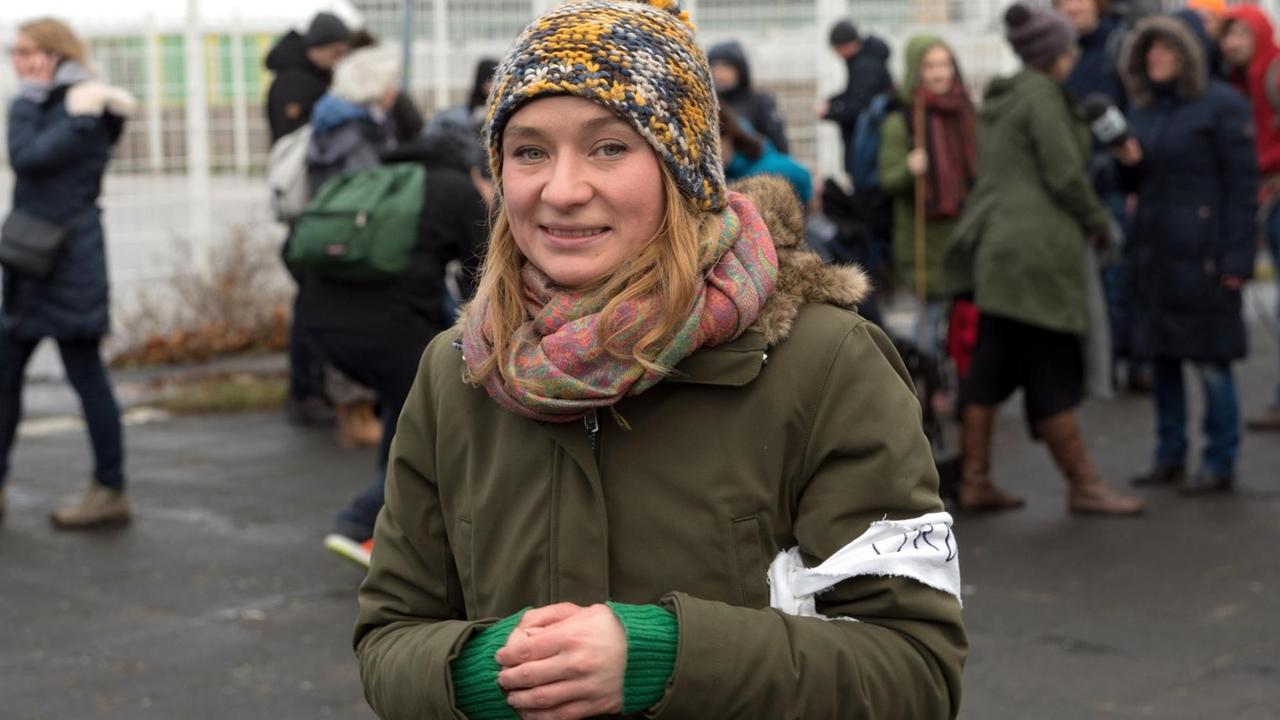 Die Bloggerin und Initiatorin Anna Alboth steht am 26.12.2016 in Berlin vor dem Start eines Solidarität-Marsches für Aleppo auf dem Tempelhofer Feld. In mehreren Etappen wollen die Teilnehmer des Marsches zu Fuß bis nach Aleppo laufen. 