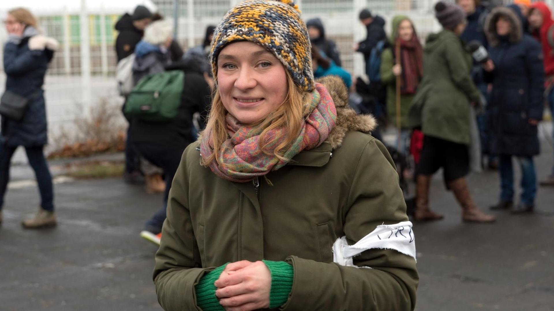 Die Bloggerin und Initiatorin Anna Alboth steht am 26.12.2016 in Berlin vor dem Start eines Solidarität-Marsches für Aleppo auf dem Tempelhofer Feld. In mehreren Etappen wollen die Teilnehmer des Marsches zu Fuß bis nach Aleppo laufen.