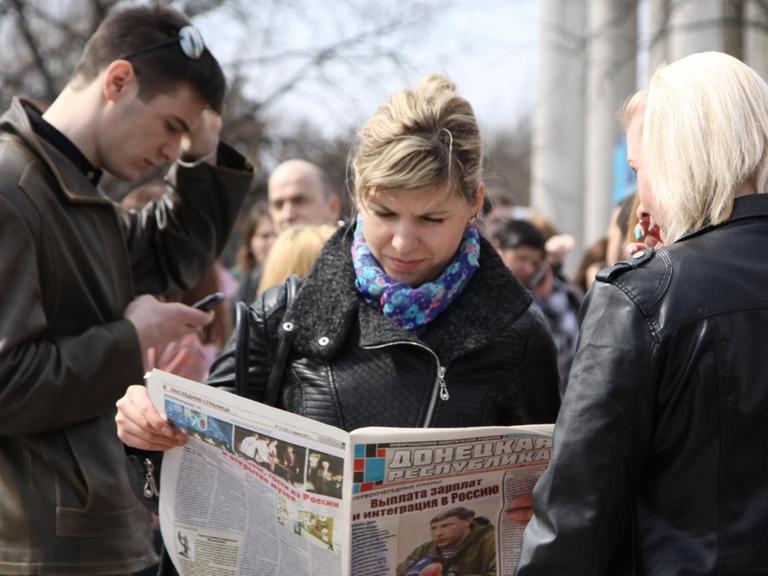 Menschen bei einer Kundgebung zum dreijährigen Bestehen der Volksrepublik Donezk
