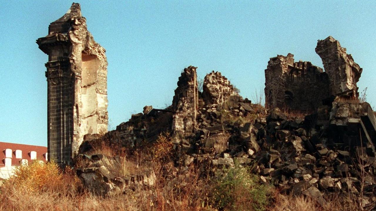 Blumen vor der Ruine der im Zweiten Weltkrieg verwüsteten Frauenkirche in Dresden. Blumen vor der Ruine der im Zweiten Weltkrieg verwüsteten Frauenkirche in Dresden.