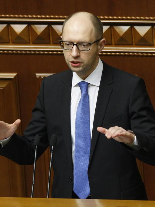 Der ukrainische Ministerpräsident Arseni Jazenjuk im Parlament