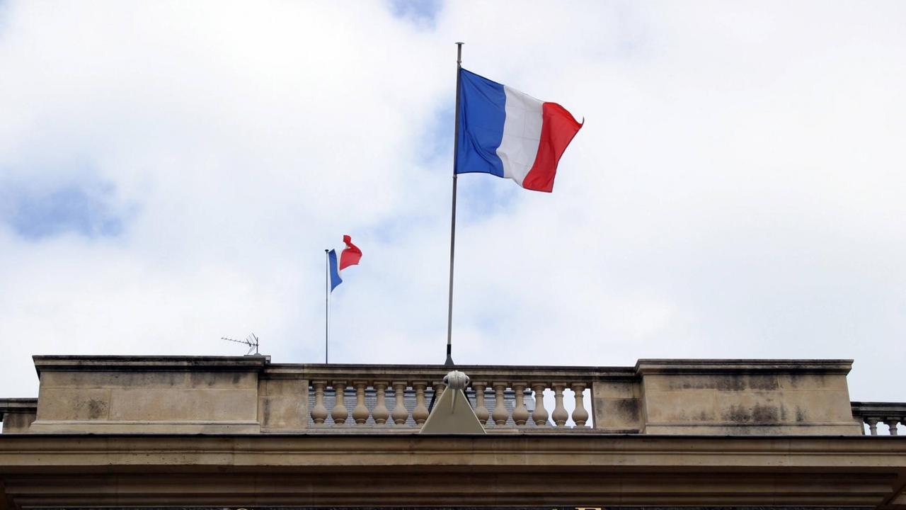 Über dem Conseil d'Etat - Justizgebäude in Paris - wehen zwei französische Nationalflaggen. Über dem Conseil d'Etat - Justizgebäude in Paris - wehen zwei französische Nationalflaggen.