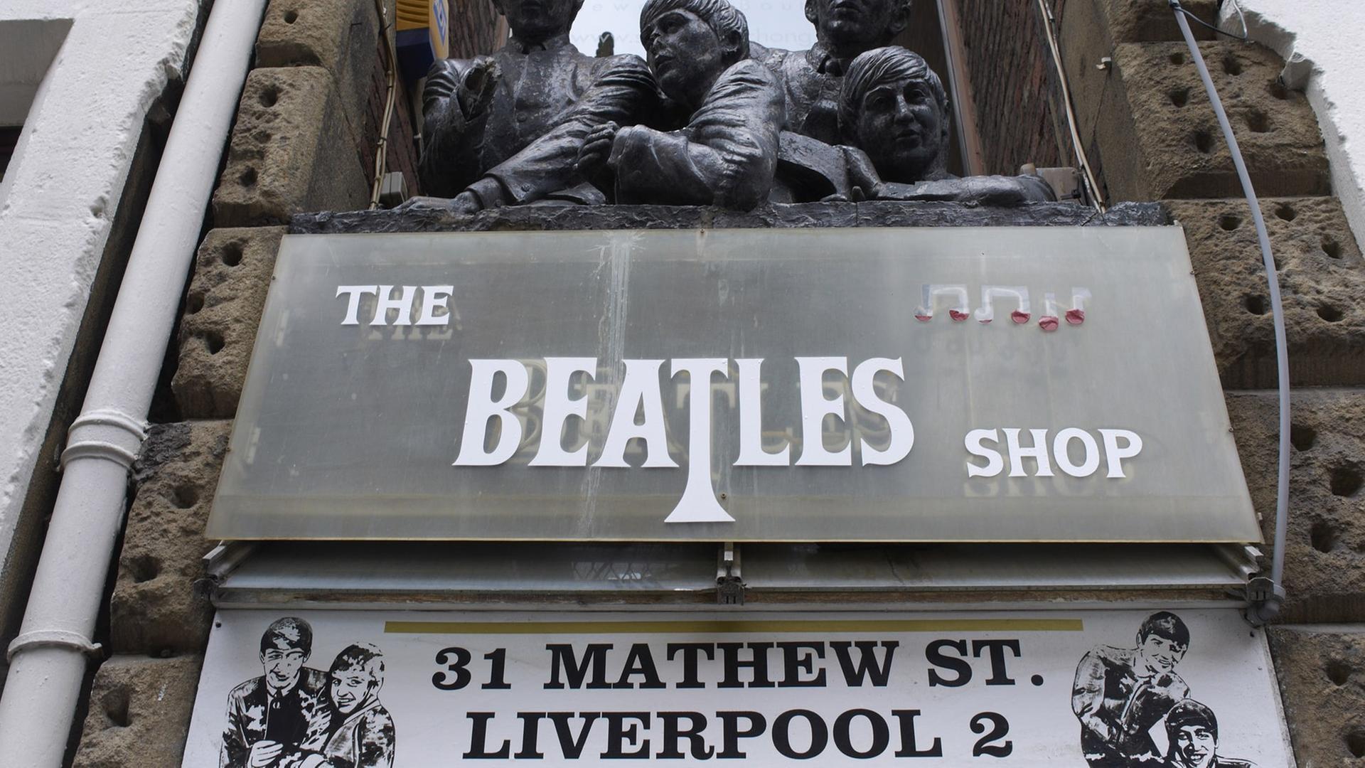 Das Werbeschild eines Beatles Shops in Liverpool Das Werbeschild eines Beatles Shops in Liverpool