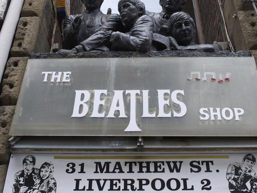 Das Werbeschild eines Beatles Shops in Liverpool