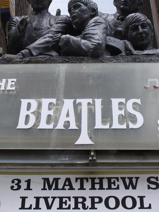 Das Werbeschild eines Beatles Shops in Liverpool