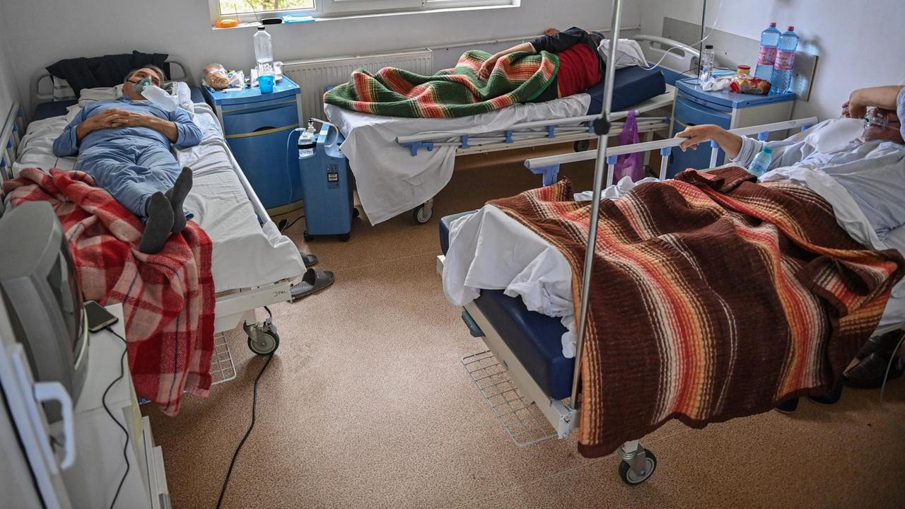 Zu sehen sind mehrere Covid-19-Patienten, di ein einem Bukarester Krankenhauszimmer liegen. Zu sehen sind mehrere Covid-19-Patienten, di ein einem Bukarester Krankenhauszimmer liegen.