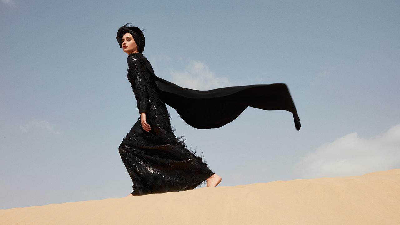 Ein Model muslimischer Mode in der Wüste Ein Model muslimischer Mode in der Wüste