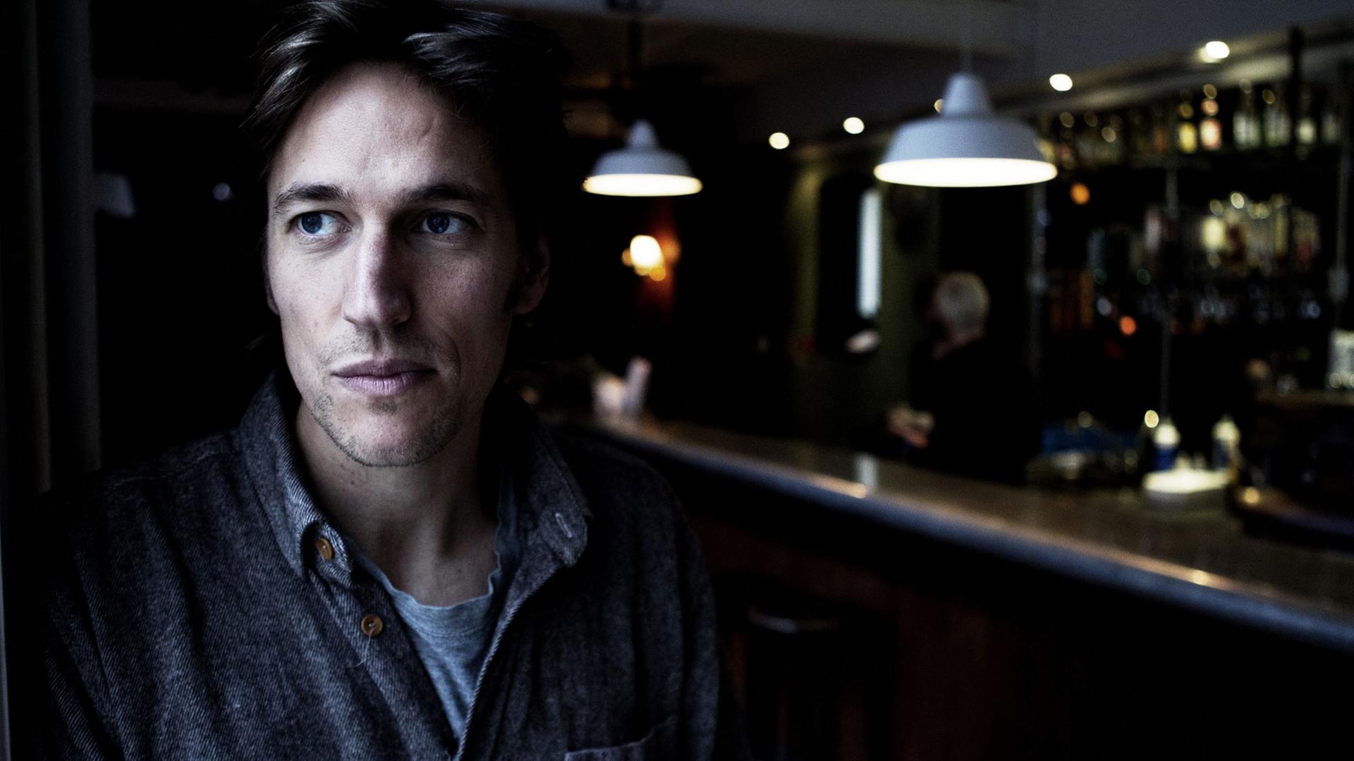 Der dänische Regisseur und Autor Christian Lollike sitzt am 15.10.2012 in einem Café-Theater in Kopenhagen.