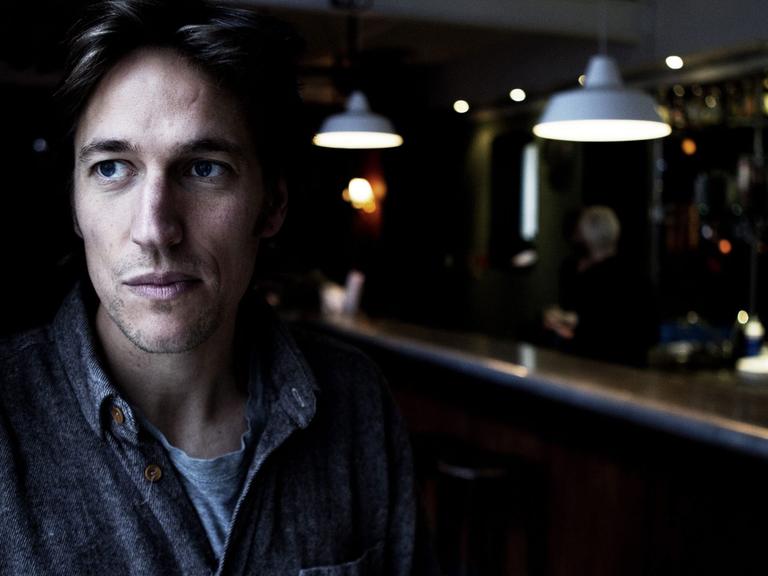 Der dänische Regisseur und Autor Christian Lollike sitzt am 15.10.2012 in einem Café-Theater in Kopenhagen.