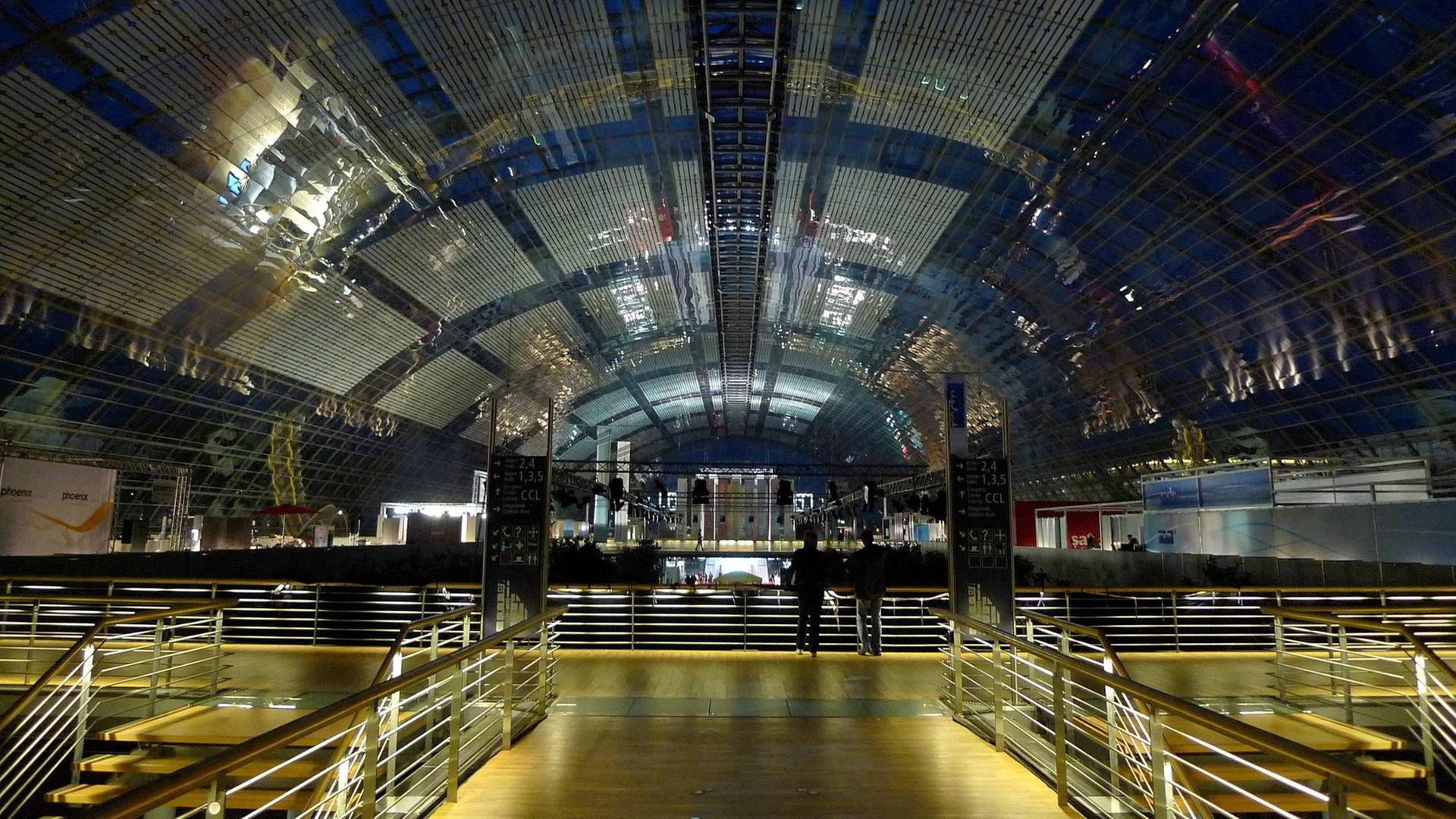 Beleuchtete Kuppelhalle der Neuen Messe Leipzig am Abschluss der Leipziger Buchmesse am Abend, 2010. Beleuchtete Kuppelhalle der Neuen Messe Leipzig am Abschluss der Leipziger Buchmesse am Abend, 2010.