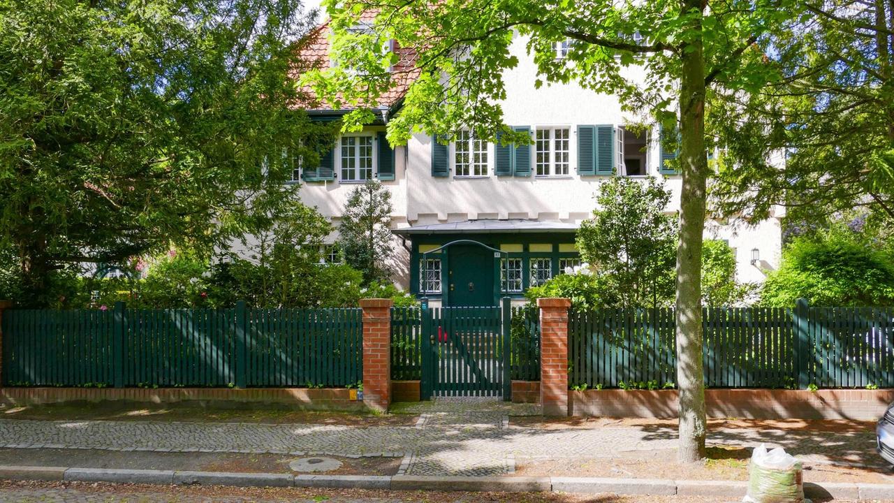 Haus in der Miquelstraße 83 in Berlin-Dahlem - ehemalige Adresse des Deutschen Zentralinstituts für soziale Fragen und Schauplatz der gewaltsamen Befreiung von Andreas Baader am 14. Mai 1970 Haus in der Miquelstraße 83 in Berlin-Dahlem - ehemalige Adresse des Deutschen Zentralinstituts für soziale Fragen und Schauplatz der gewaltsamen Befreiung von Andreas Baader am 14. Mai 1970