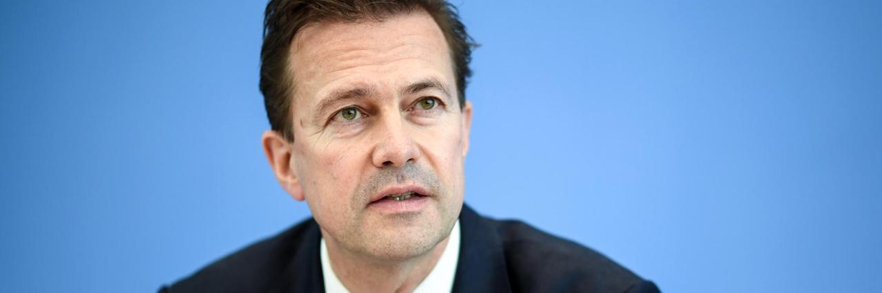 Steffen Seibert, Sprecher der deutschen Bundesregierung, nimmt an der Regierungspressekonferenz teil. Steffen Seibert, Sprecher der deutschen Bundesregierung, nimmt an der Regierungspressekonferenz teil.
