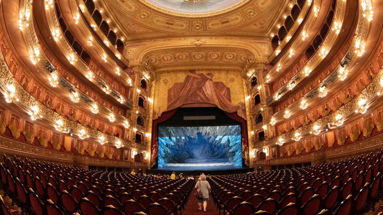 Blick in den grandiosen Zuschauerraum mit mehreren Rängen und großem Parkett, das rote Stühle hat, vom Teatro Colón in Buenos Aires. Blick in den grandiosen Zuschauerraum mit mehreren Rängen und großem Parkett, das rote Stühle hat, vom Teatro Colón in Buenos Aires.