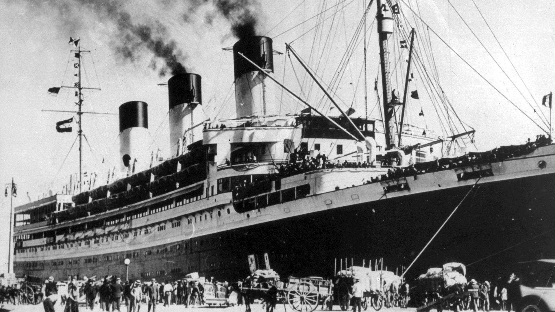 Der deutsche Luxusdampfer "Cap Arcona" wurde 1945 in Lübeck versenkt. Der deutsche Luxusdampfer "Cap Arcona" wurde 1945 in Lübeck versenkt.