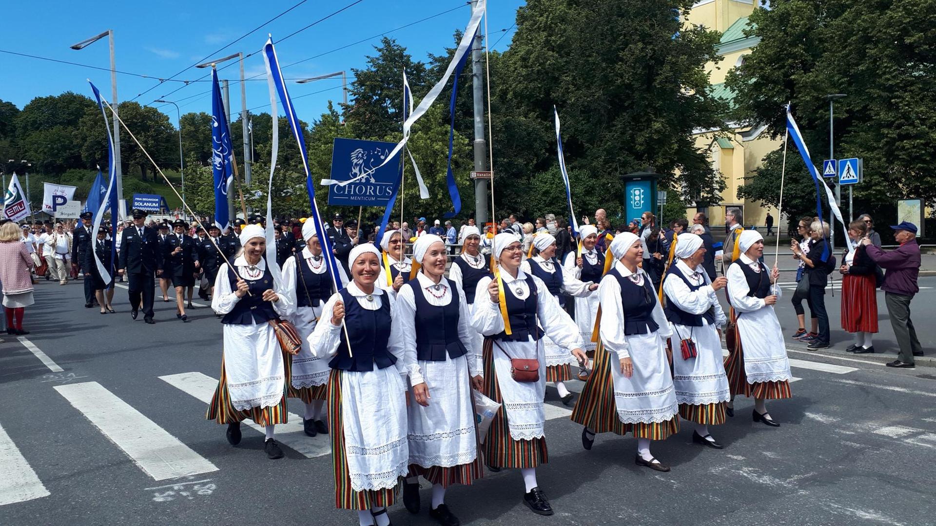 Chorgruppen bei der Parade des Sängerfestes 2019 in Tallinn, vorne Frauengruppe in Trachten Chorgruppen bei der Parade des Sängerfestes 2019 in Tallinn, vorne Frauengruppe in Trachten