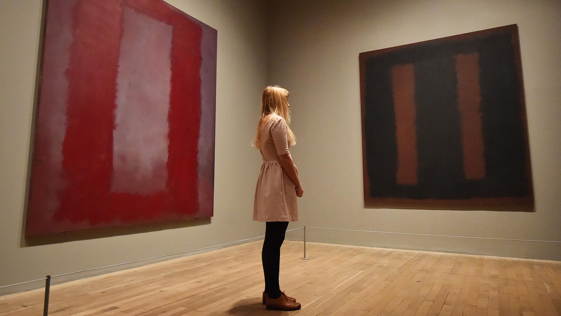 Mark Rothkos Werk "Black on Maroon" hängt in der Tate Modern in London. Mark Rothkos Werk "Black on Maroon" hängt in der Tate Modern in London.