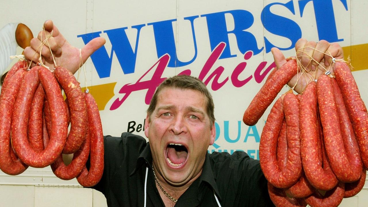 Marktschreier "Wurst-'Achim" in seinem Verkaufswagen in der Berliner Karl-Marx-Allee. Marktschreier "Wurst-'Achim" in seinem Verkaufswagen in der Berliner Karl-Marx-Allee.