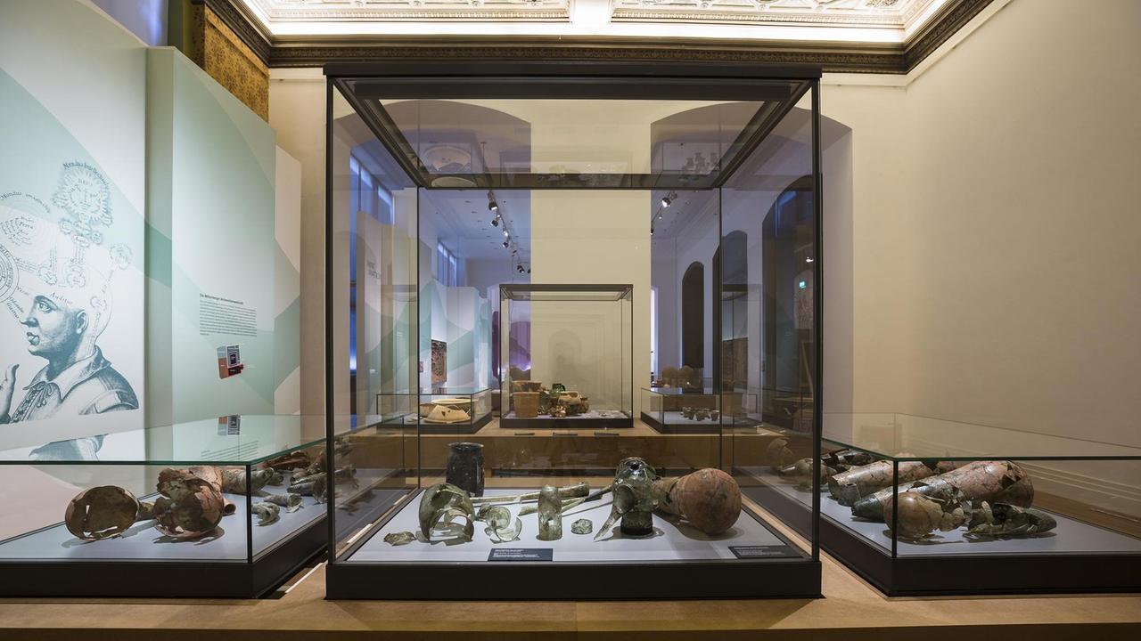 Die Ausstellung "Bewegte Zeiten" im Martin-Gropius-Bau in Berlin. Foto: David von Becker Die Ausstellung "Bewegte Zeiten" im Martin-Gropius-Bau in Berlin. Foto: David von Becker