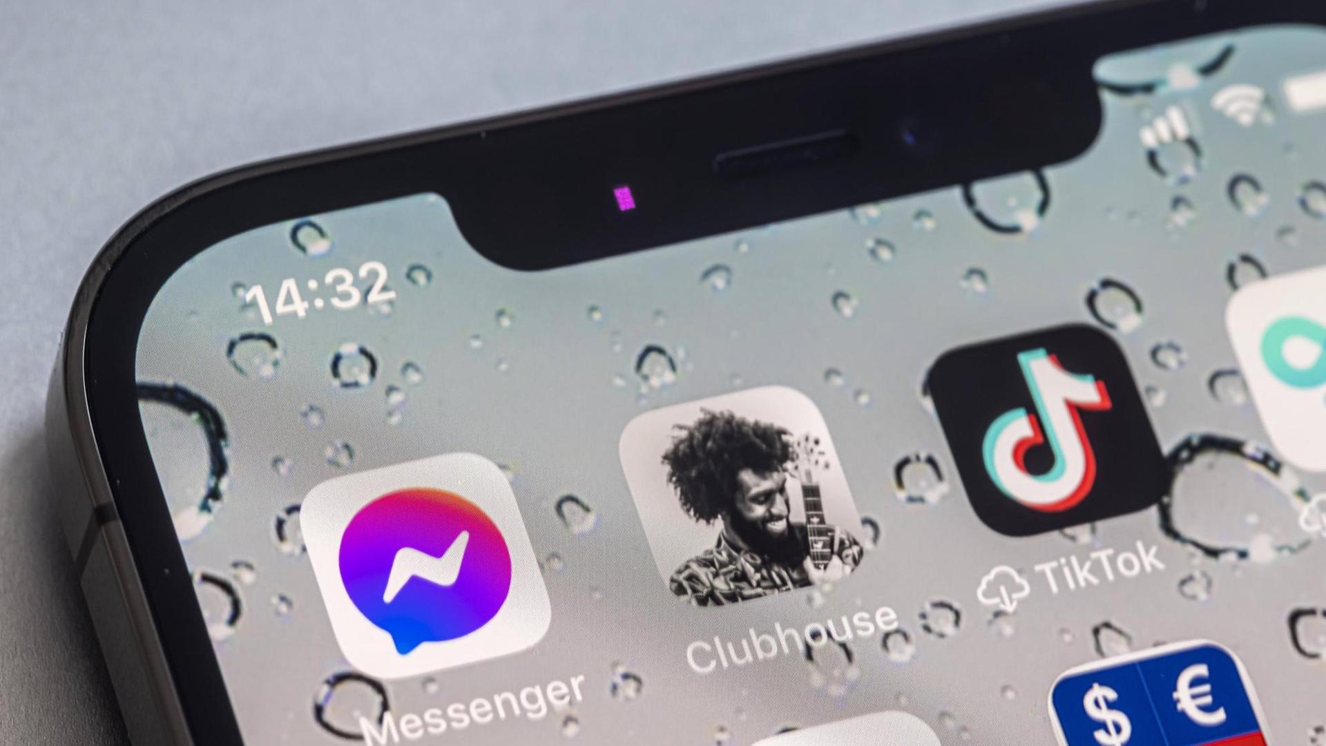Auf dem Display eines iPhones sind die Logos unterschiedlicher Apps zu sehen, darunter das des Facebook-Messengers und der Kommunikationsplattform Clubhouse. Auf dem Display eines iPhones sind die Logos unterschiedlicher Apps zu sehen, darunter das des Facebook-Messengers und der Kommunikationsplattform Clubhouse.
