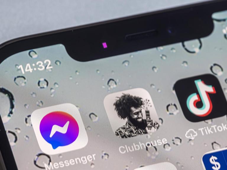 Auf dem Display eines iPhones sind die Logos unterschiedlicher Apps zu sehen, darunter das des Facebook-Messengers und der Kommunikationsplattform Clubhouse.