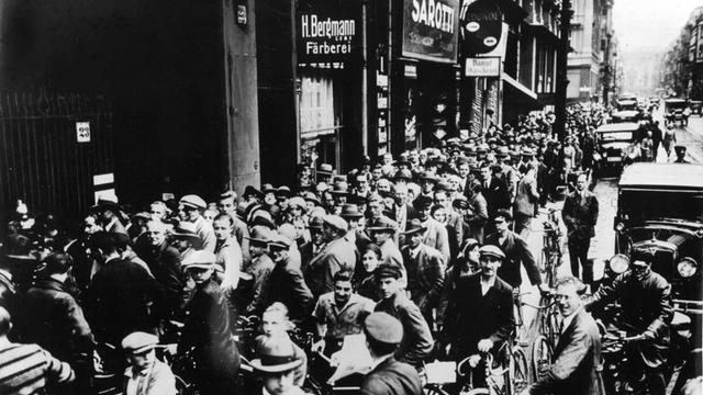 Tausende von Menschen stehen am 30.06.1931 vor dem Berliner Postscheckamt, um ihr Guthaben abzuheben. 