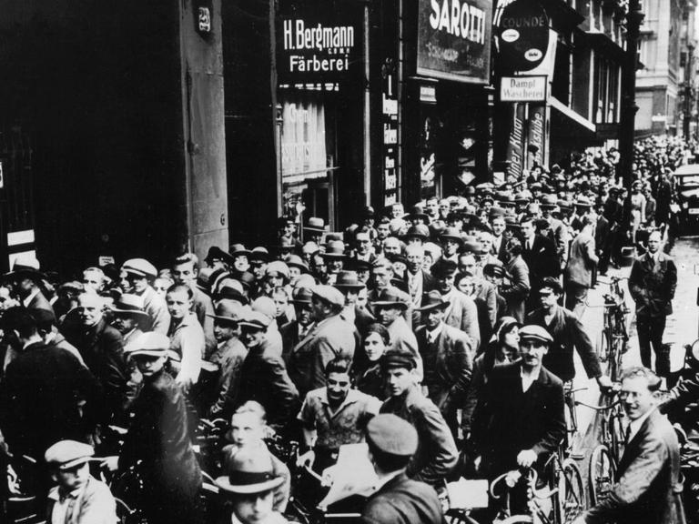 Tausende von Menschen stehen am 30.06.1931 vor dem Berliner Postscheckamt, um ihr Guthaben abzuheben. 