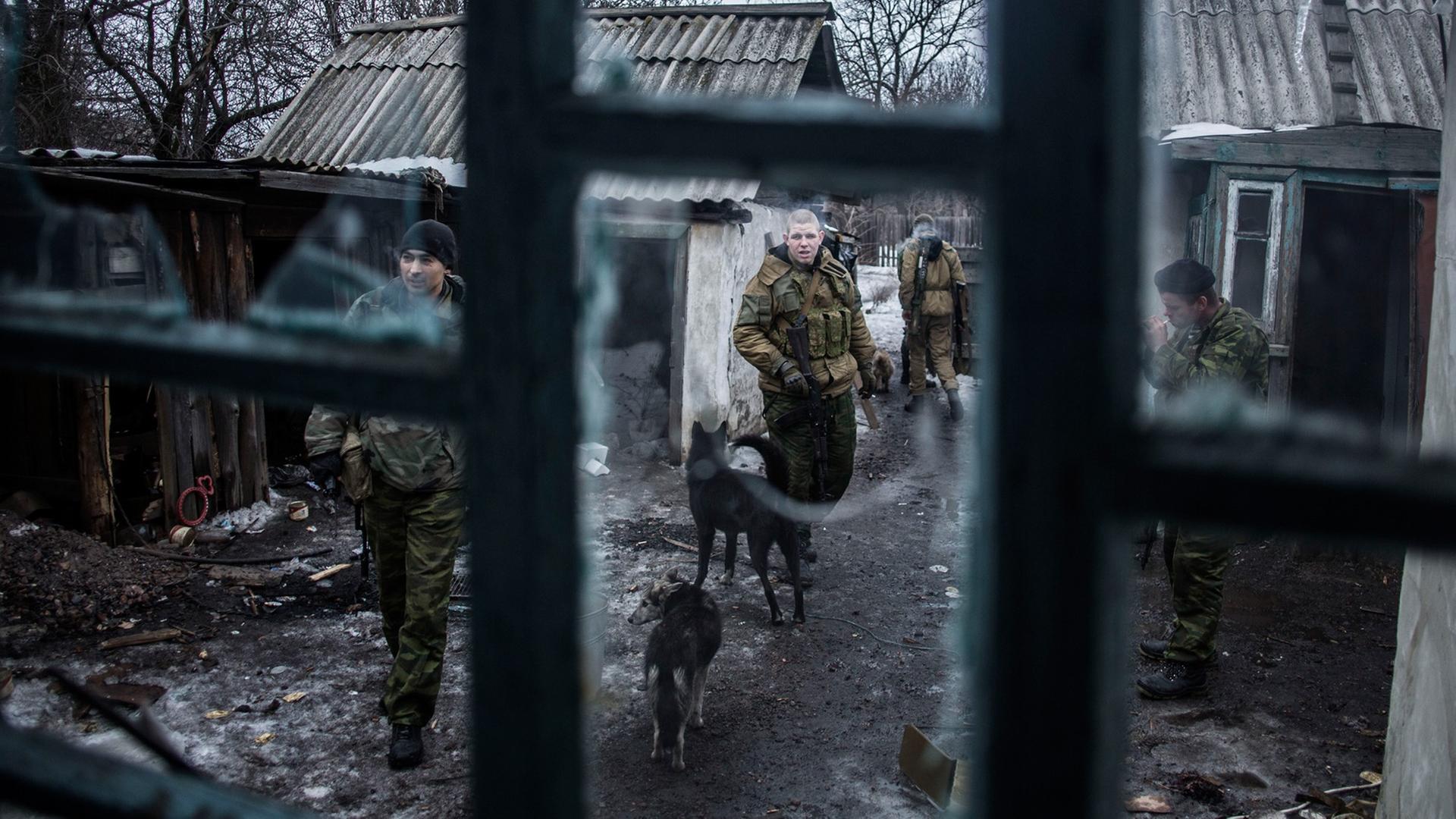 Pro-russische Separatisten auf Patrouille in der Region Donezk. Pro-russische Separatisten auf Patrouille in der Region Donezk.