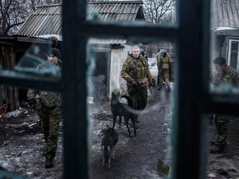 Pro-russische Separatisten auf Patrouille in der Region Donezk.