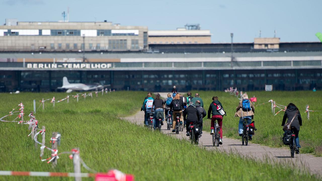 Fahrradfahrer sind am 16.05.2014 auf dem Tempelhofer Feld in Berlin unterwegs. Fahrradfahrer sind am 16.05.2014 auf dem Tempelhofer Feld in Berlin unterwegs.