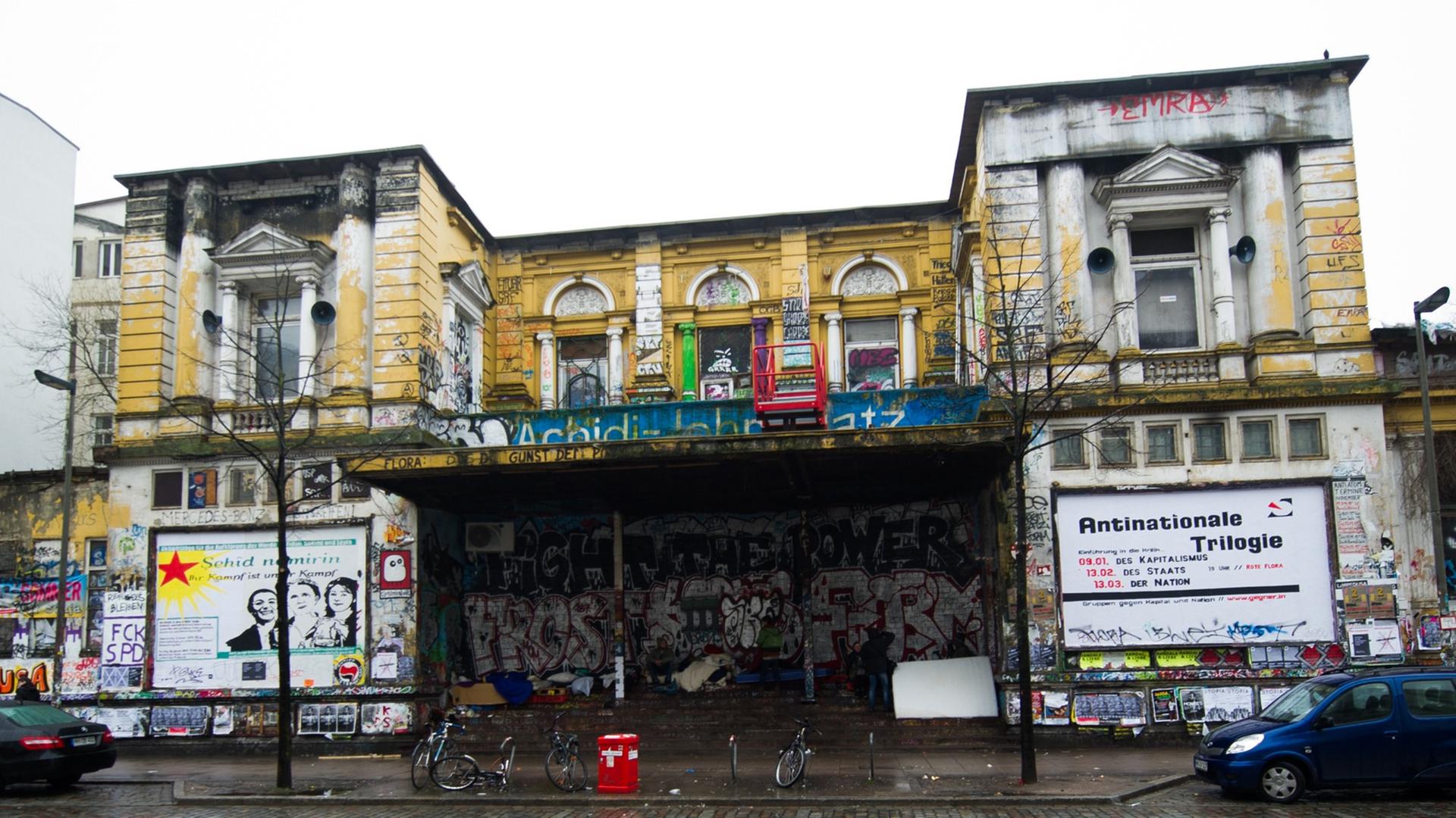 Das Kulturzentrum "Rote Flora" im Hamburger Schanzenviertel ist am 16.01.2014 zu sehen. Das Kulturzentrum "Rote Flora" im Hamburger Schanzenviertel ist am 16.01.2014 zu sehen.