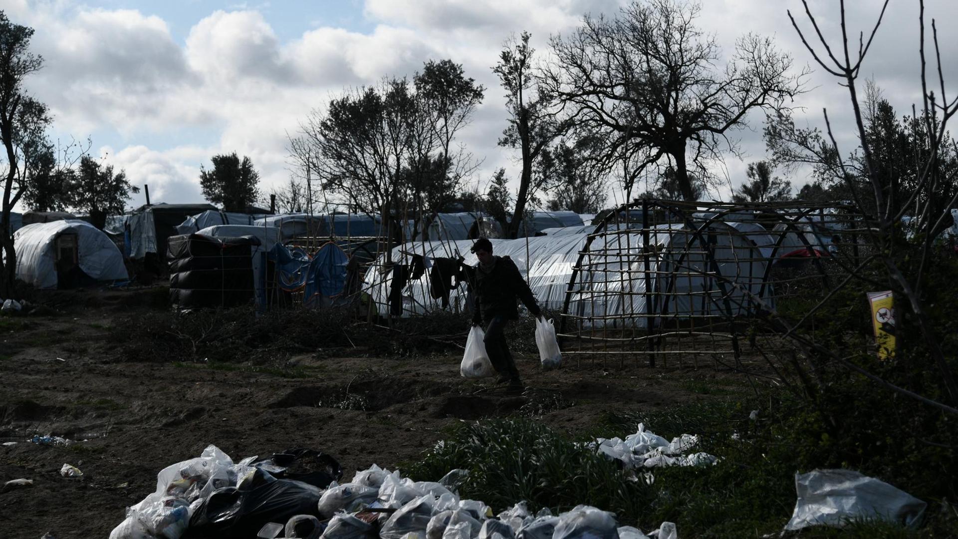 Momentaufnahme des Alltags und der Lebensbedingungen im Empfangs- und Identifikationszentrum des Flüchtlingslagers Vial auf der griechischen Insel Chios am Dienstag, 03. März 2020. Momentaufnahme des Alltags und der Lebensbedingungen im Empfangs- und Identifikationszentrum des Flüchtlingslagers Vial auf der griechischen Insel Chios am Dienstag, 03. März 2020.