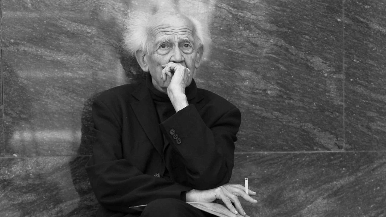 Zygmunt Bauman (1925−2017) im März 2013 bei einer Buchvorstellung in Barcelona