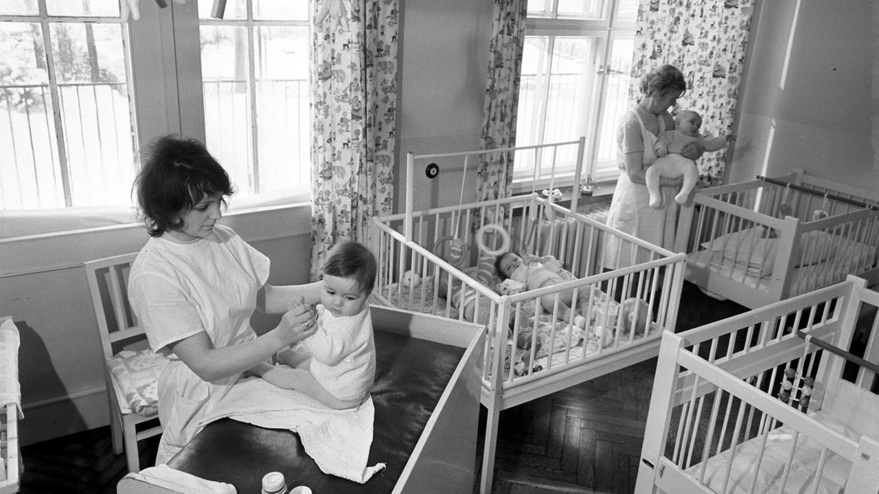 Kinderbetreuung in einer Betriebskinderkrippe des VEB (Volkseigener Betrieb) Baumwollspinnerei Flöha, aufgenommen 1984. Kinderbetreuung in einer Betriebskinderkrippe des VEB (Volkseigener Betrieb) Baumwollspinnerei Flöha, aufgenommen 1984.