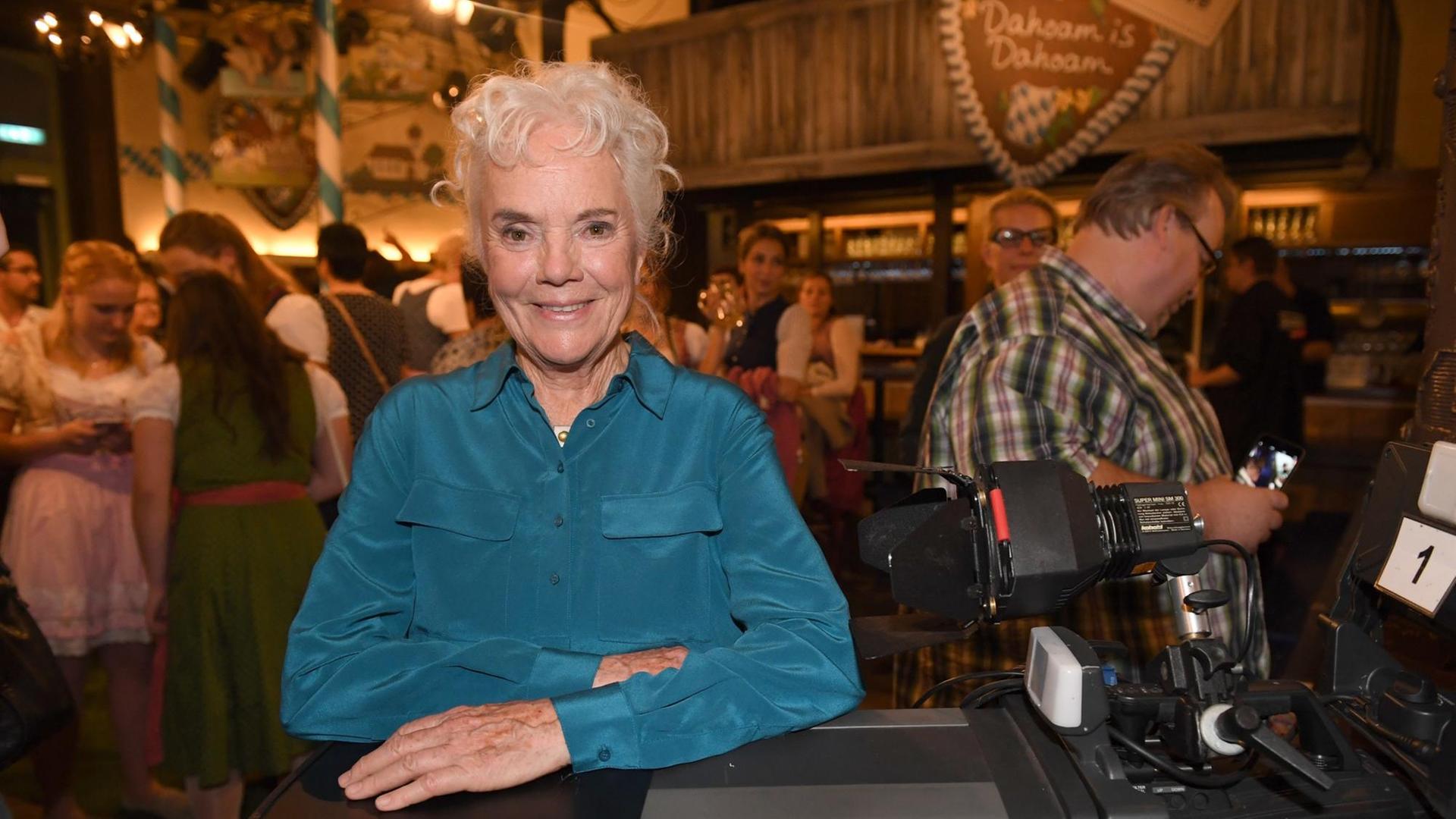 Die Schauspielerin Ursula Erber auf eine Fernsehkamera gelehnt Die Schauspielerin Ursula Erber auf eine Fernsehkamera gelehnt