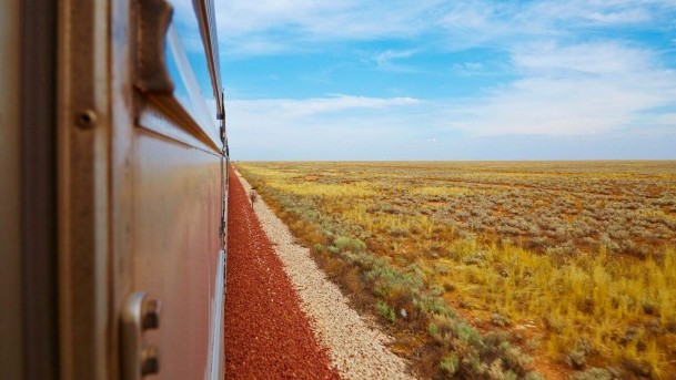 Im "Indian Pacific": Blick auf die Nullabor Wüste. Im "Indian Pacific": Blick auf die Nullabor Wüste.