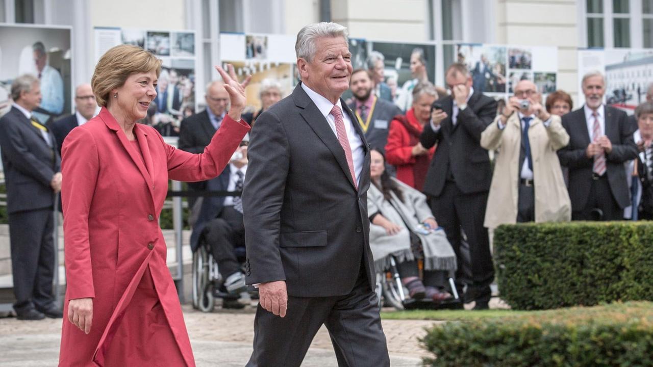 Bundespräsident Joachim Gauck kommt zusammen mit seiner Lebensgefährtin Daniela Schadt zum Bürgerfest im Garten von Schloss Bellevue in Berlin.