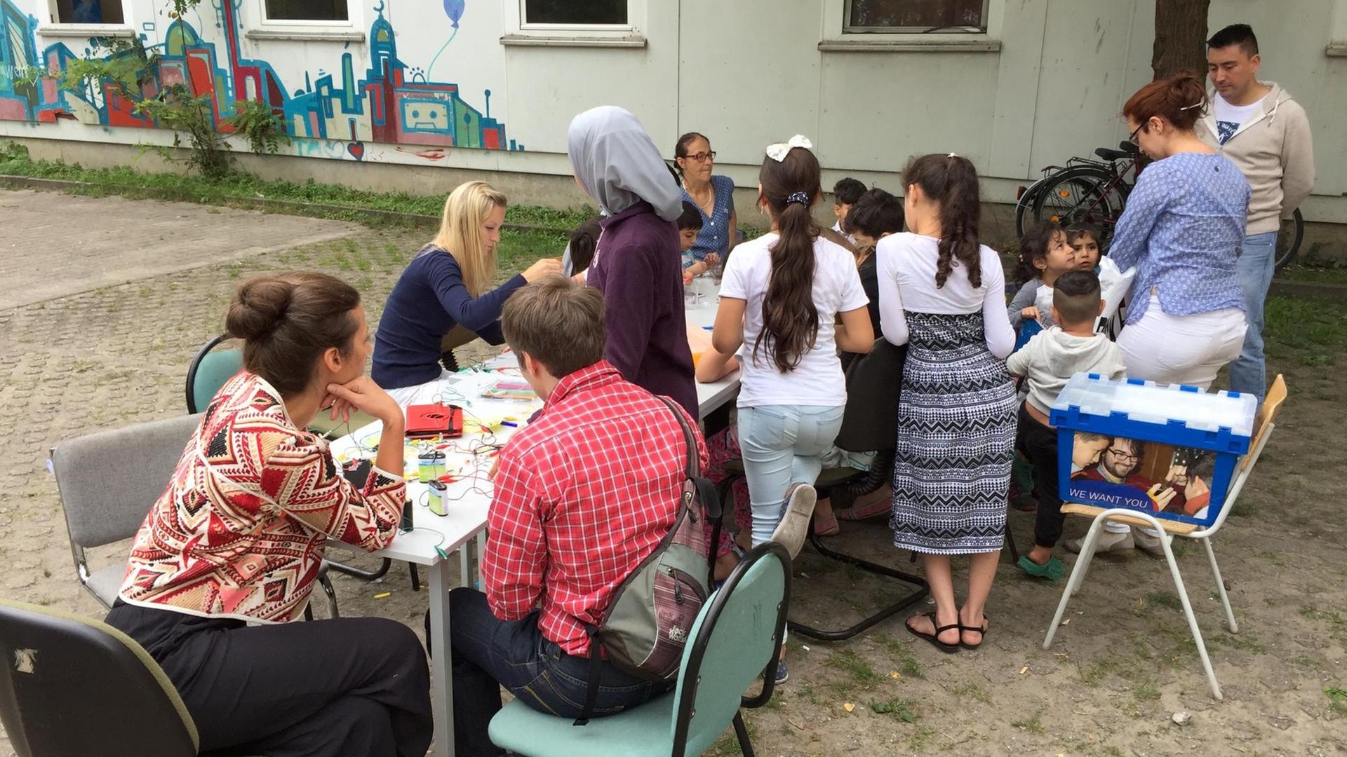 Das Projekt "Physik für Flüchtlinge" in einer Flüchtlingsunterkunft in Berlin