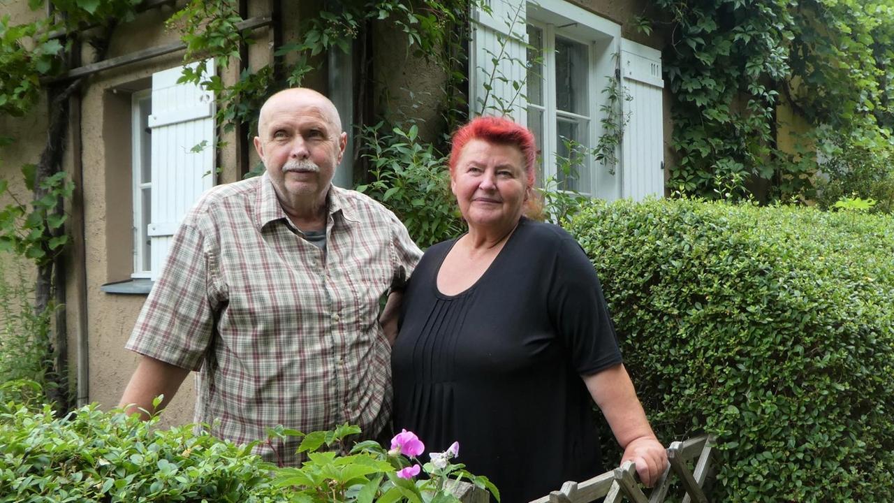 Elly und Max Rasokat stehen vor ihrem Haus in der Gartenstadt Falkenberg. Elly und Max Rasokat stehen vor ihrem Haus in der Gartenstadt Falkenberg.