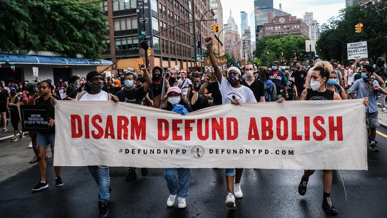 Demonstranten in New York City tragen ein Transparent mit der Aufschrif...</p>

                        <a href=