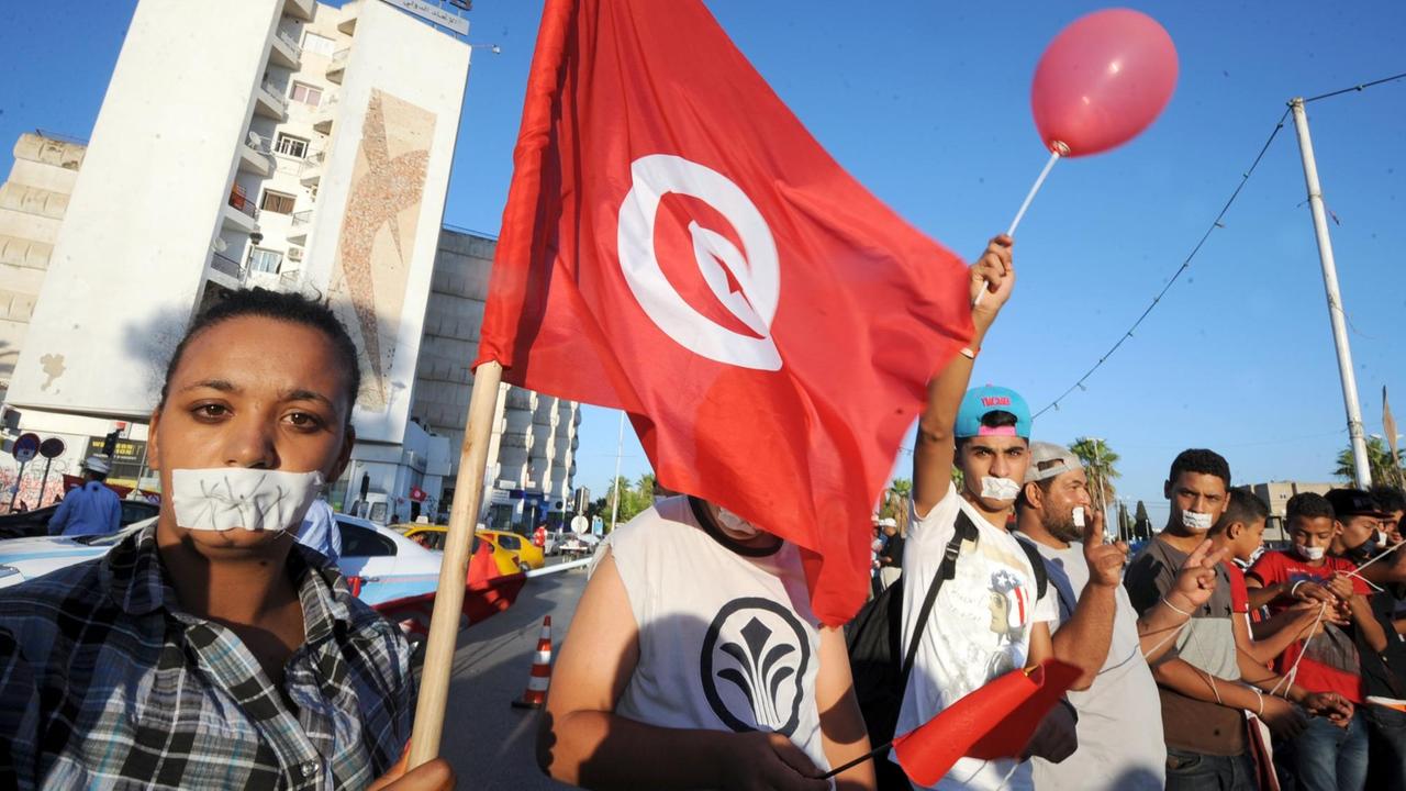 Tunesische Demonstranten während Protesten gegen die islamische Regierung 2010 Tunesische Demonstranten während Protesten gegen die islamische Regierung 2010