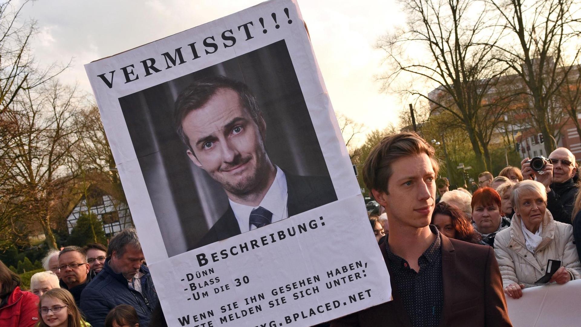 Der Schauspieler Max Mauff hält am 08.04.2016 in Marl (Nordrhein-Westfalen) vor der Verleihung der Grimmepreise eine Plakat mit der Aufschrift "Vermisst", das auf die Abwesenheit des Satirikers Jan Böhmermann hin weist. Der Schauspieler Max Mauff hält am 08.04.2016 in Marl (Nordrhein-Westfalen) vor der Verleihung der Grimmepreise eine Plakat mit der Aufschrift "Vermisst", das auf die Abwesenheit des Satirikers Jan Böhmermann hin weist.