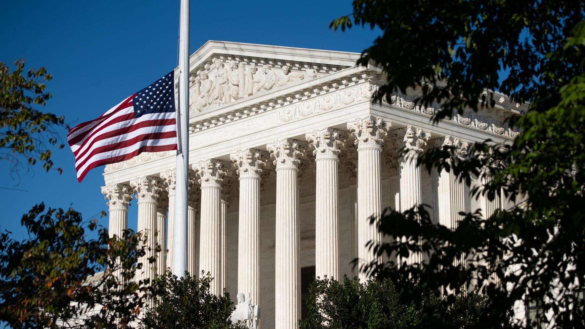 Die US-Flagge weht nach dem Tod der Richterin Ruth Bader Ginsburg vor dem Supreme Court in Washington weht auf Halbmast. Die US-Flagge weht nach dem Tod der Richterin Ruth Bader Ginsburg vor dem Supreme Court in Washington weht auf Halbmast.