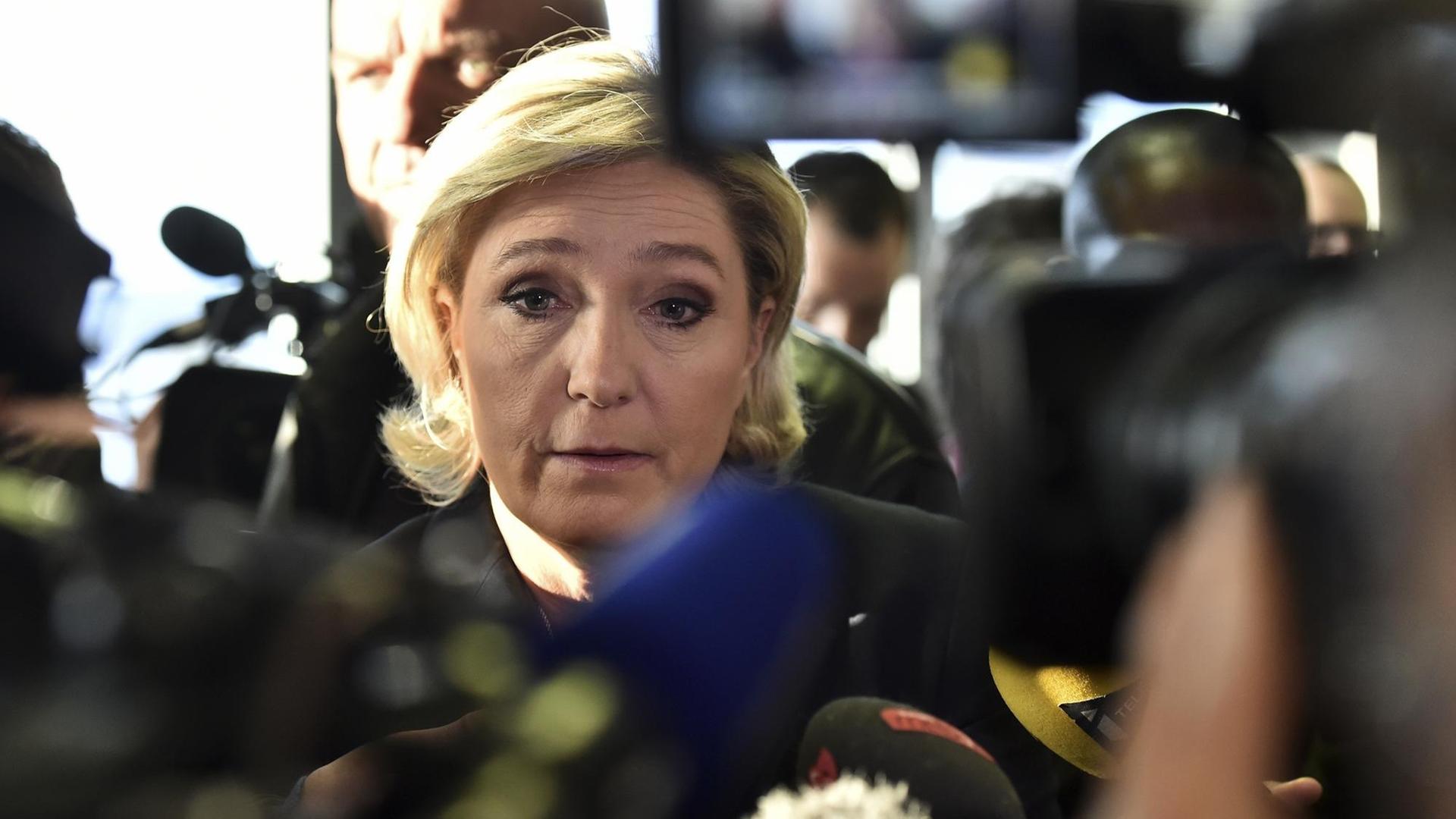 FN-Präsidentschaftskandidatin Marine Le Pen spricht mit Journalisten, während sie in Forbach das Unternehmen Fermap besucht, im Januar 2017 FN-Präsidentschaftskandidatin Marine Le Pen spricht mit Journalisten, während sie in Forbach das Unternehmen Fermap besucht, im Januar 2017