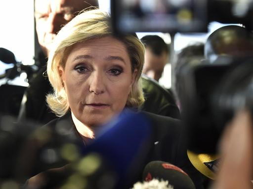 FN-Präsidentschaftskandidatin Marine Le Pen spricht mit Journalisten, während sie in Forbach das Unternehmen Fermap besucht, im Januar 2017