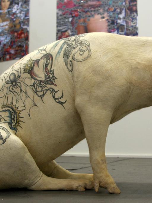 Keinen Titel hat das Kunstwerk von Wim Delvoye aus dem Jahr 2005, das unter anderem aus tätowierter Schweinehaut besteht, aufgenommen 2007 auf der Kunstmesse Art Forum Berlin