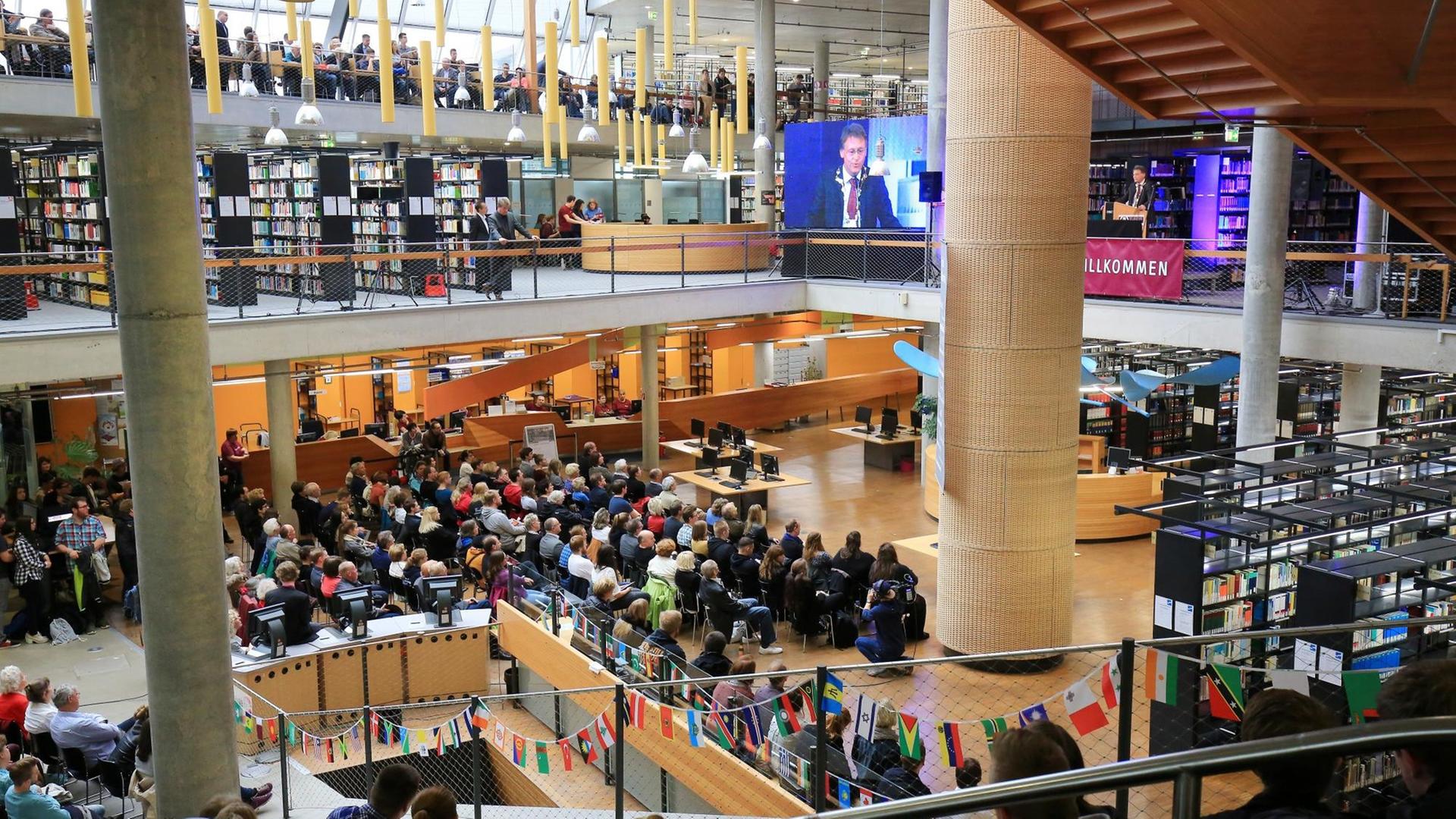 Studenten und Besucher verfolgen in der Universitätsbibliothek am 06.10.2016 den Willkommenstag für die Studienanfänger zum Start des Wintersemesters 2016/2017 an der Otto-von-Guericke Universität in Magdeburg. Studenten und Besucher verfolgen in der Universitätsbibliothek am 06.10.2016 den Willkommenstag für die Studienanfänger zum Start des Wintersemesters 2016/2017 an der Otto-von-Guericke Universität in Magdeburg.